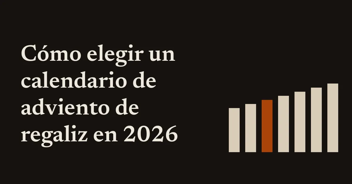 Calendario de adviento con casillas numeradas y regaliz negro sobre una mesa de madera