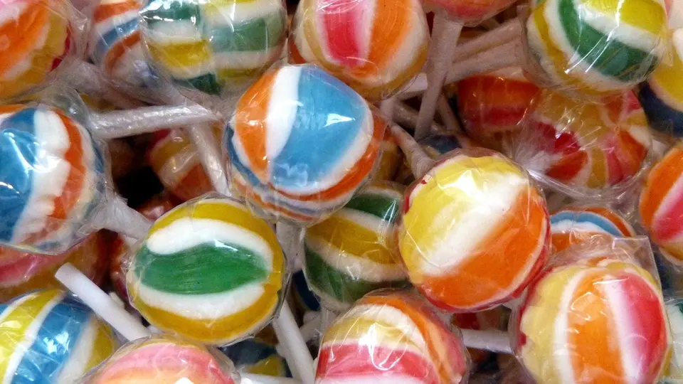 Piruletas dentro de un envoltorio transparente