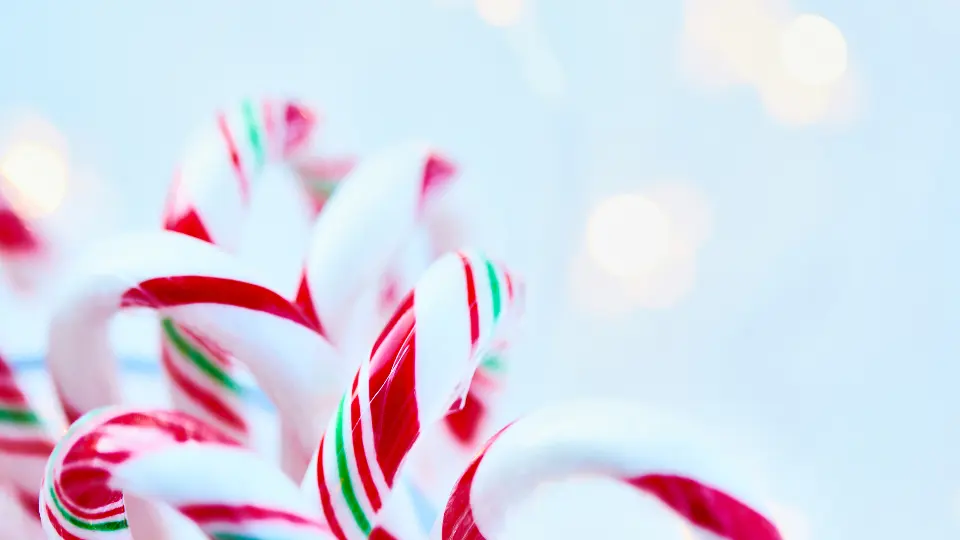 Bastones de caramelo rojos y blancos sobre fondo claro