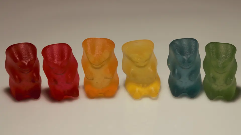 Ositos de gominola de colores en fila